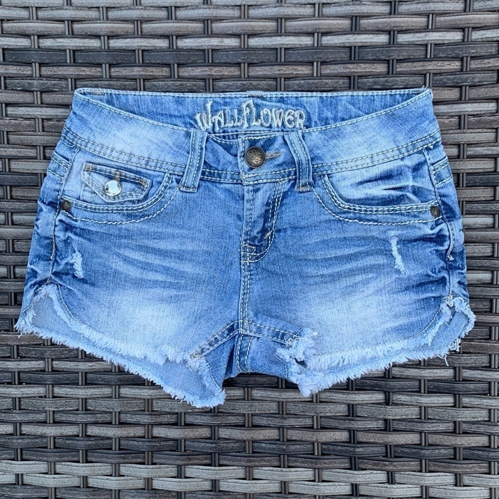 𝅺WALLFLOWER Distressed Raw Hem Denim Shorts - Light Wash